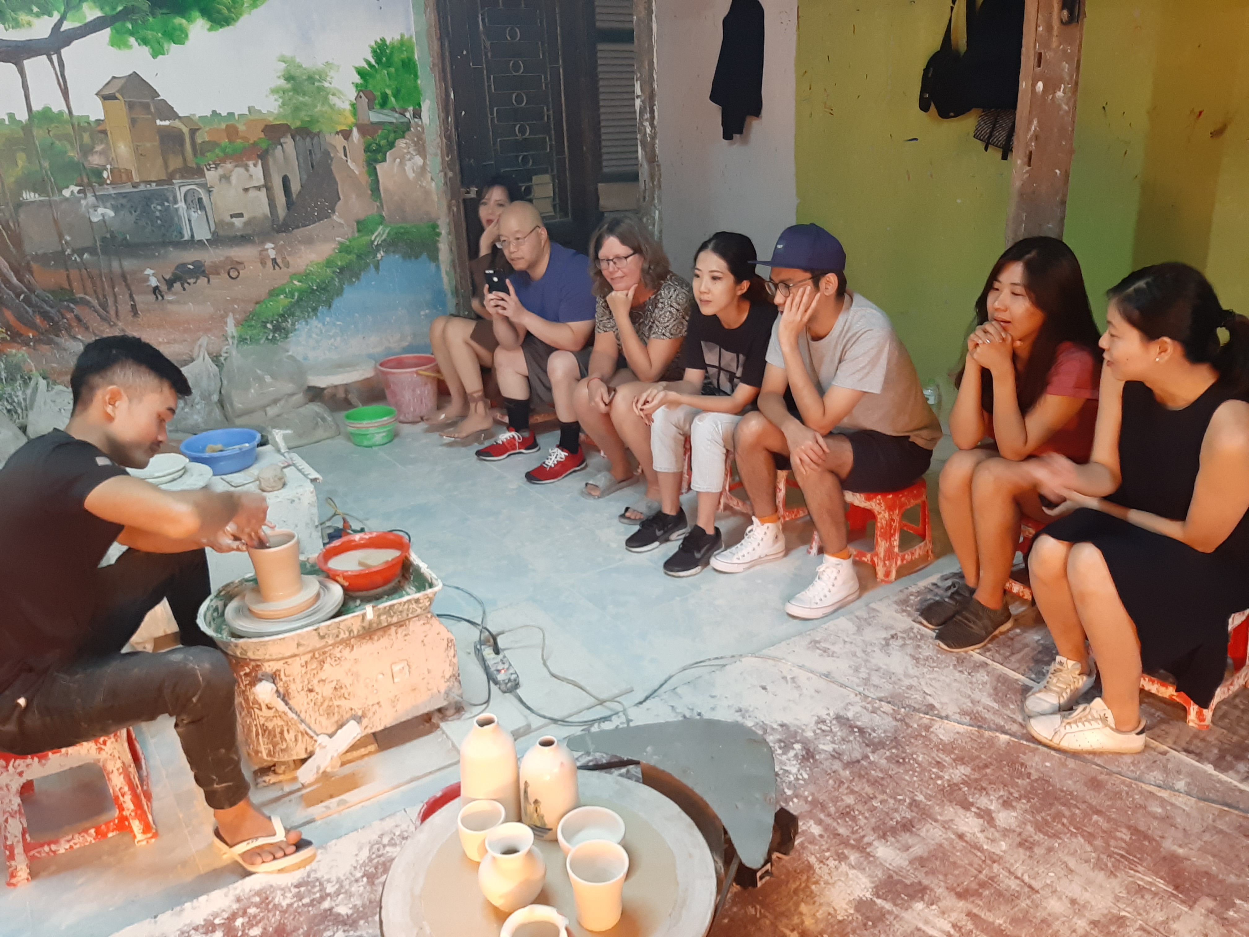 Authentic bat trang teacher show you how to make products