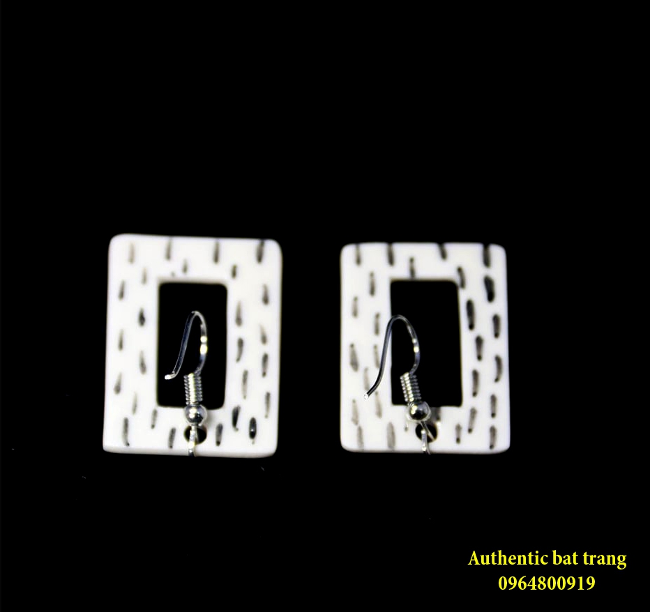 Sản phẩm khuyên tai ( bông tai) được sản xuất tại xưởng gốm sứ Authentic bat trang