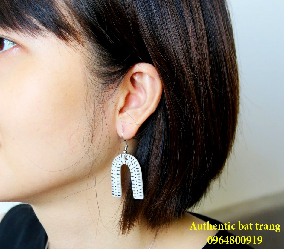 KHuyên tai gốm sứ chữ C, phong cách châu âu, đẹp và độc đáo
