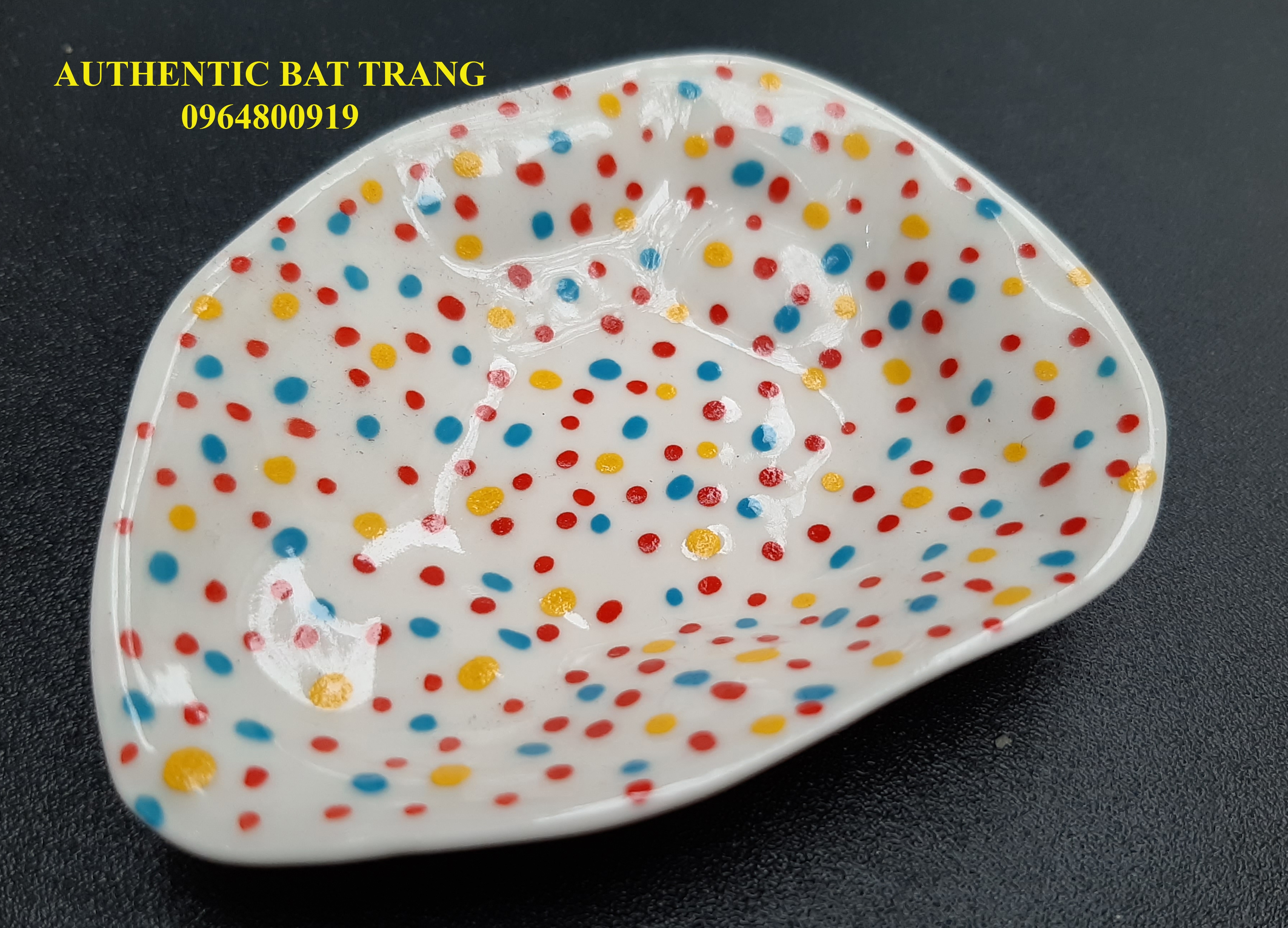 small plate with nice dots/ đĩa méo chám bị nhỏ