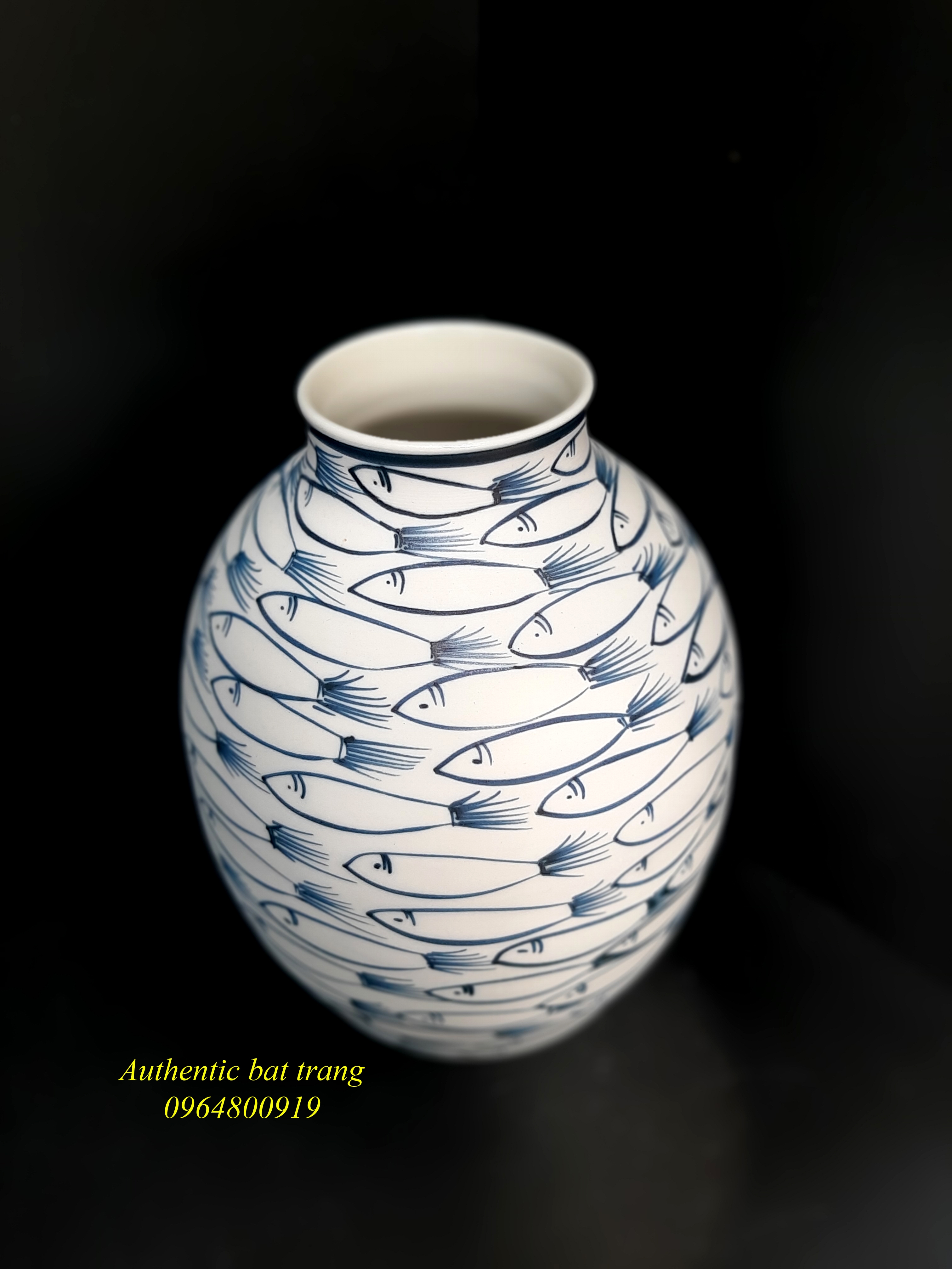 Fishes vase 2 - Bình cắm hoa họa tiết cá đàn - sự kết hợp của truyền thống và hiện đại, sản xuất tại xưởng gốm sứ Authentic bat trang