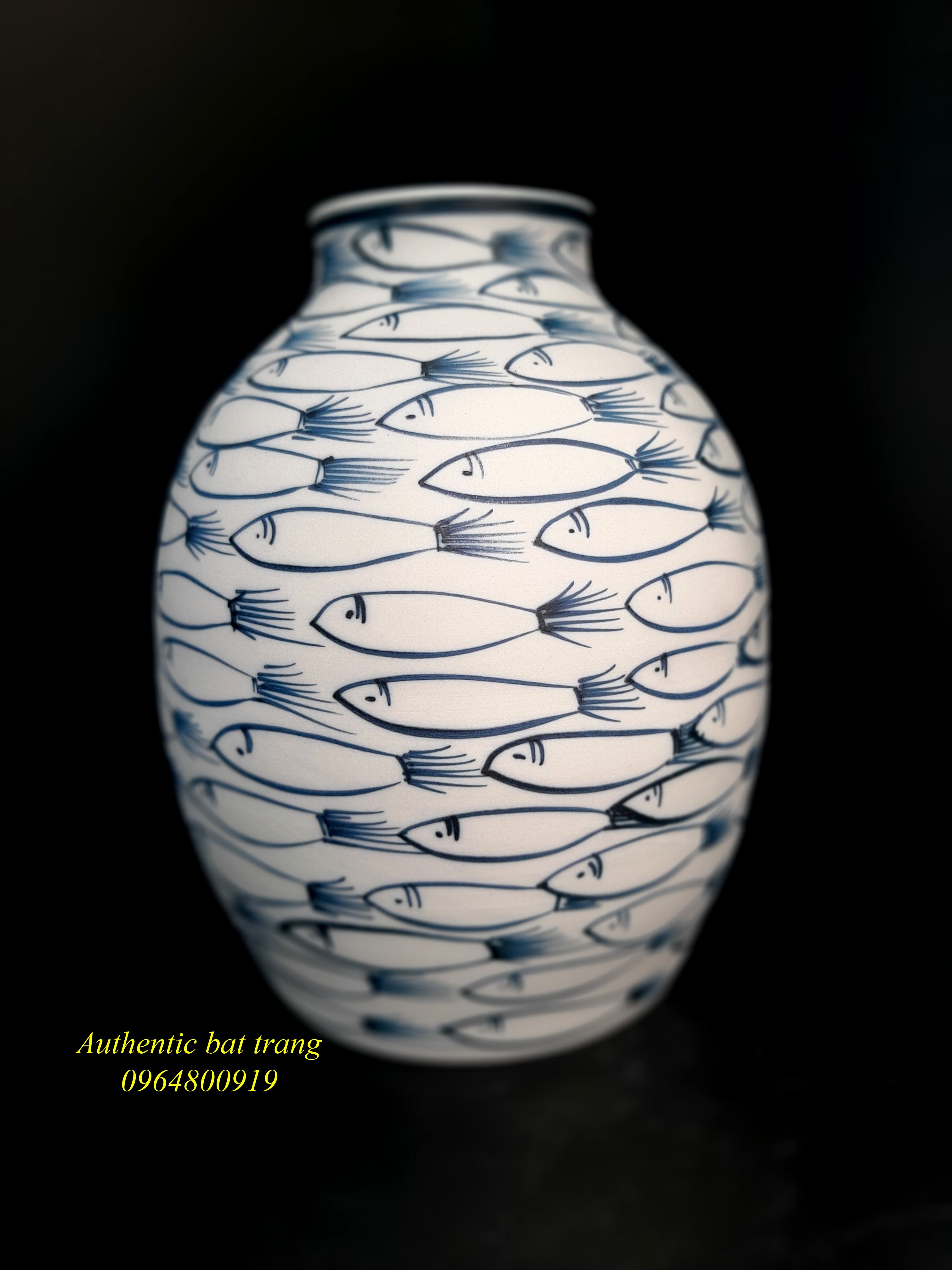 Fishes vase 2 - Bình cắm hoa họa tiết cá đàn - sự kết hợp của truyền thống và hiện đại, sản xuất tại xưởng gốm sứ Authentic bat trang