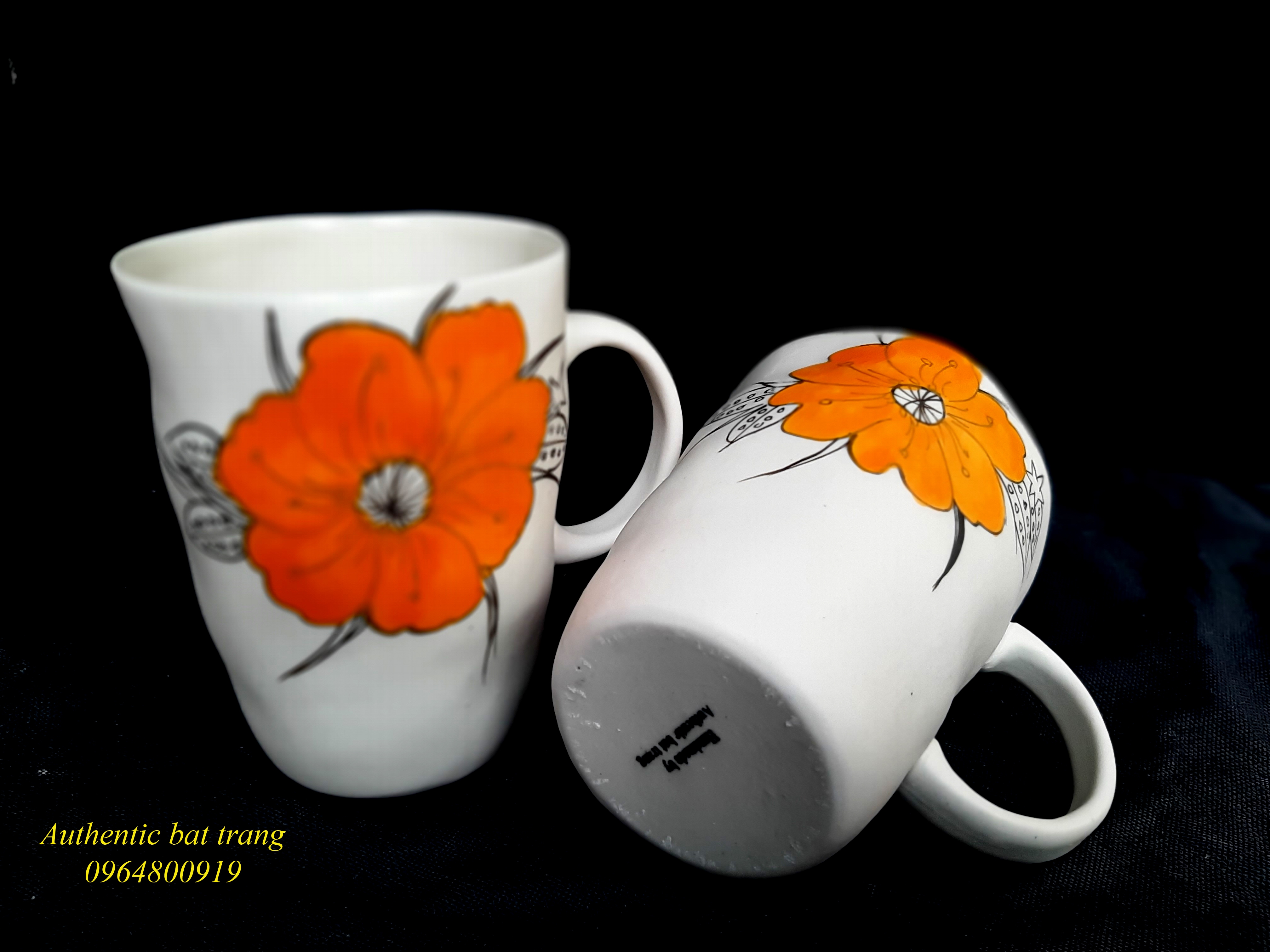 Cốc méo vẽ hoa sản phẩm vẽ tay độc đáo của authentic bat trang