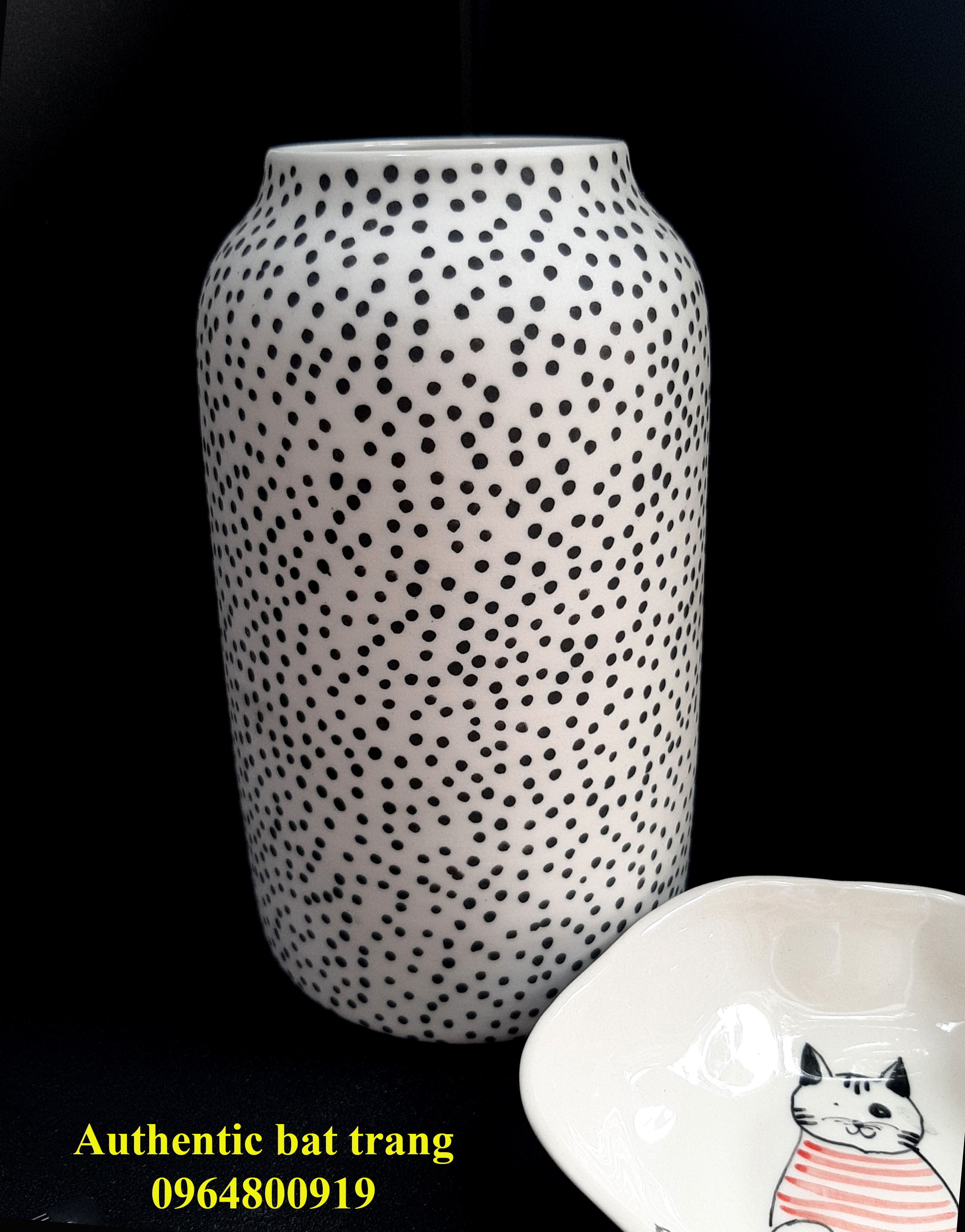 Dots vases - Beautiful hand made and hand painted ceramics vases/ Lọ hoa vuốt tay và vẽ tay sản xuất tại xưởng gốm Authentic bat trang