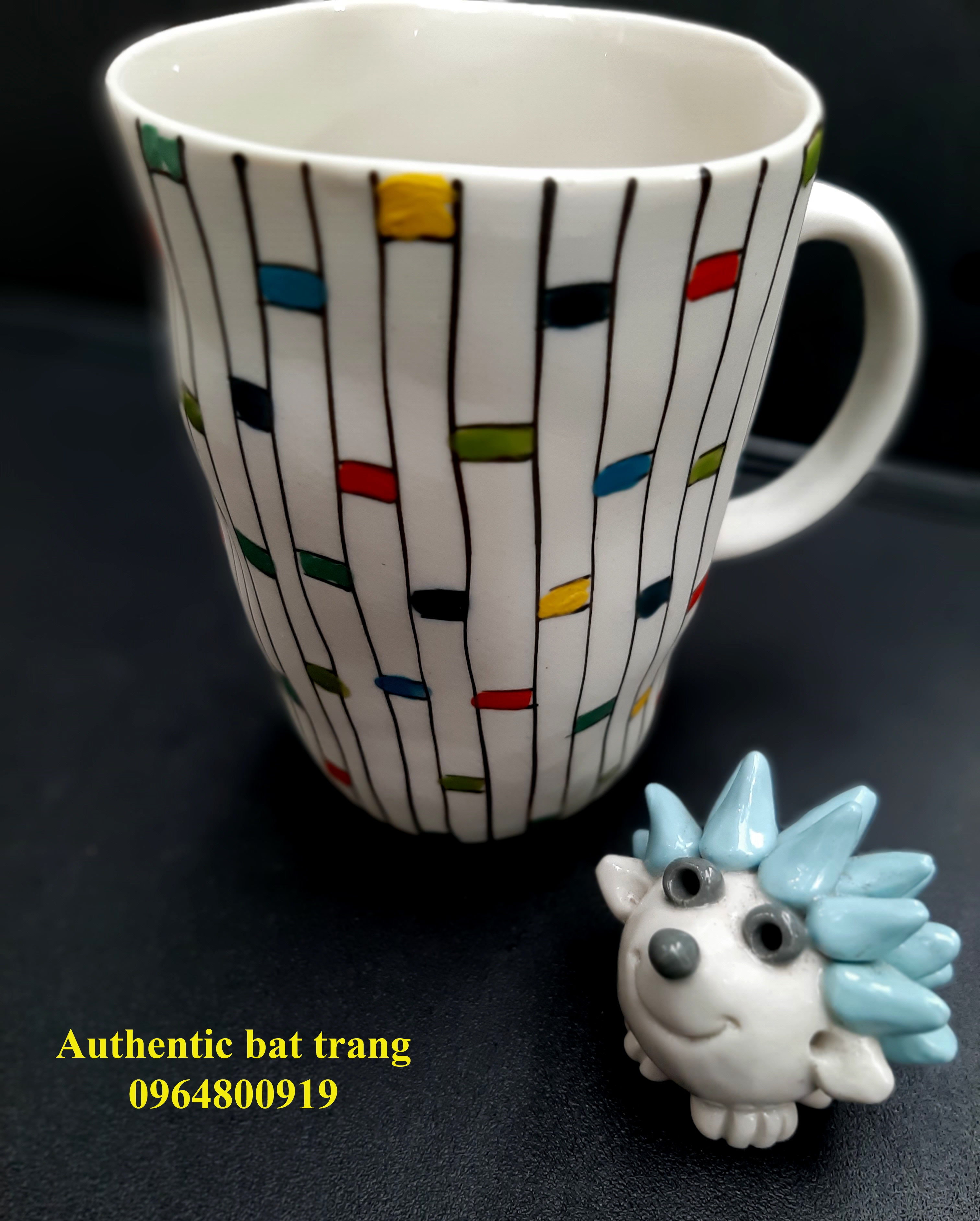 Cốc vẽ tay kẻ ô sản xuất tại xưởng Authentic bat trang