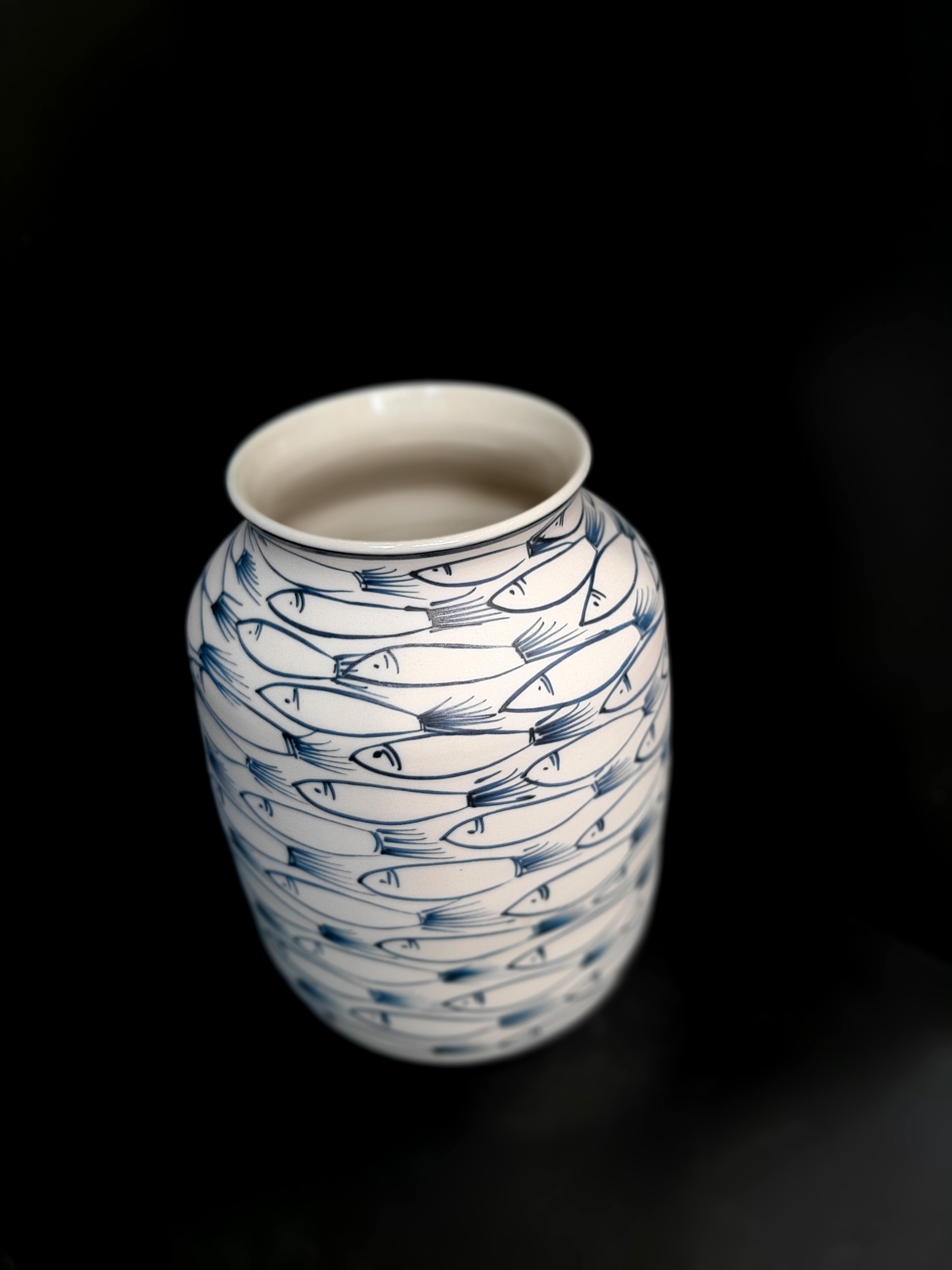 Fishes vase 1-  Bình gốm cắm hoa vẽ cá đàn, sản phẩm gốm thủ công, vuốt và vẽ tay, sản xuất tại xưởng gốm Authentic bat trang