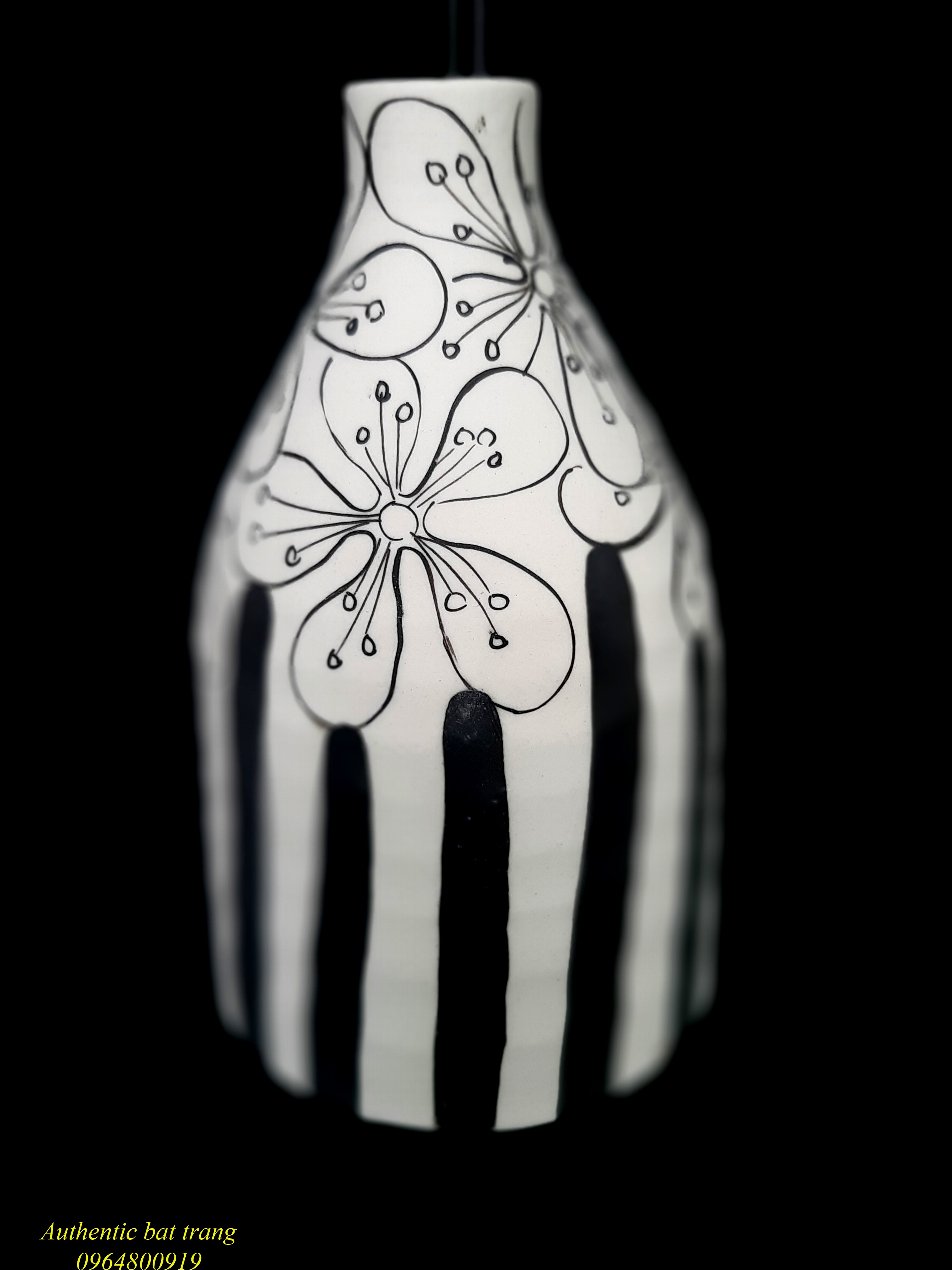 vase for decoration/ Lọ cắm hoa/ bình trang trí vẽ tay sản xuất tại xưởng authentic bat trang